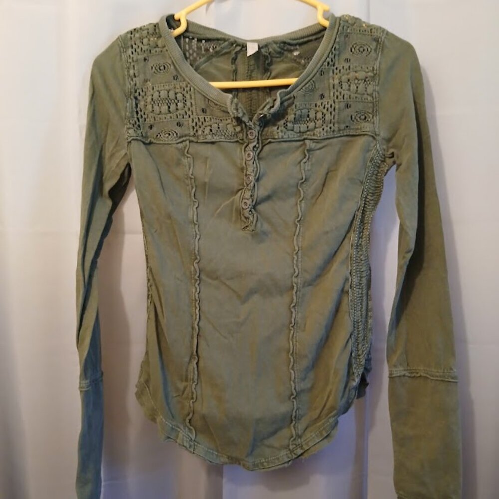 FREE PEOPLE Shell Lace Henley T-shirt Top XS Green Scoop neck Gold Coast LS